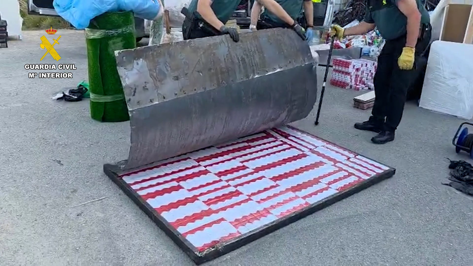 Intervenidos 2.249 paquetes de tabaco de contrabando ocultos en dos puertas en el Puerto de Alicante Intervenidos 2.249 paquetes de tabaco de contrabando ocultos en dos puertas en el Puerto de Alicante