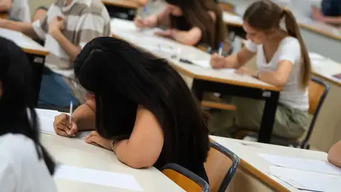 Estudiantes de bachillerato durante la convocatoria extraordinaria de julio de la PAU en la UPV. Estudiantes de bachillerato durante la convocatoria extraordinaria de julio de la PAU en la UPV.