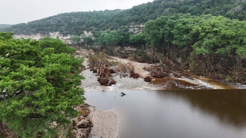 Una vista a&eacute;rea con dron muestra el r&iacute;o Guadalupe y los da&ntilde;os causados por las inundaciones cerca de Camp Mystic, en Hunt.
