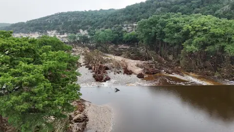 Una vista aérea con dron muestra el río Guadalupe y los daños causados por las inundaciones cerca de Camp Mystic, en Hunt. Una vista aérea con dron muestra el río Guadalupe y los daños causados por las inundaciones cerca de Camp Mystic, en Hunt.