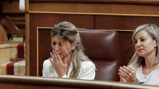 Yolanda Díaz llora en el Congreso mientras los diputados aplauden en recuerdo de su padre Yolanda Díaz llora en el Congreso mientras los diputados aplauden en recuerdo de su padre/ EFE/ Javier Lizon