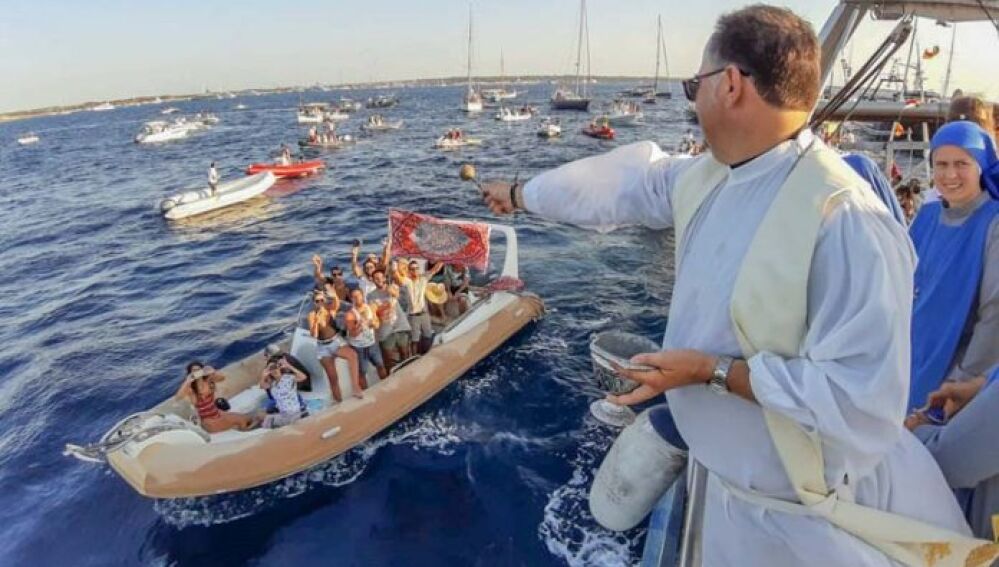 Una de las procesiones marítimas de la Virgen del Carmen (Archivo)
