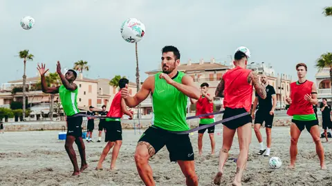 Futbolistas del Elche entrenando en la Playa del Tamarit, en Santa Pola. Futbolistas del Elche entrenando en la Playa del Tamarit, en Santa Pola.