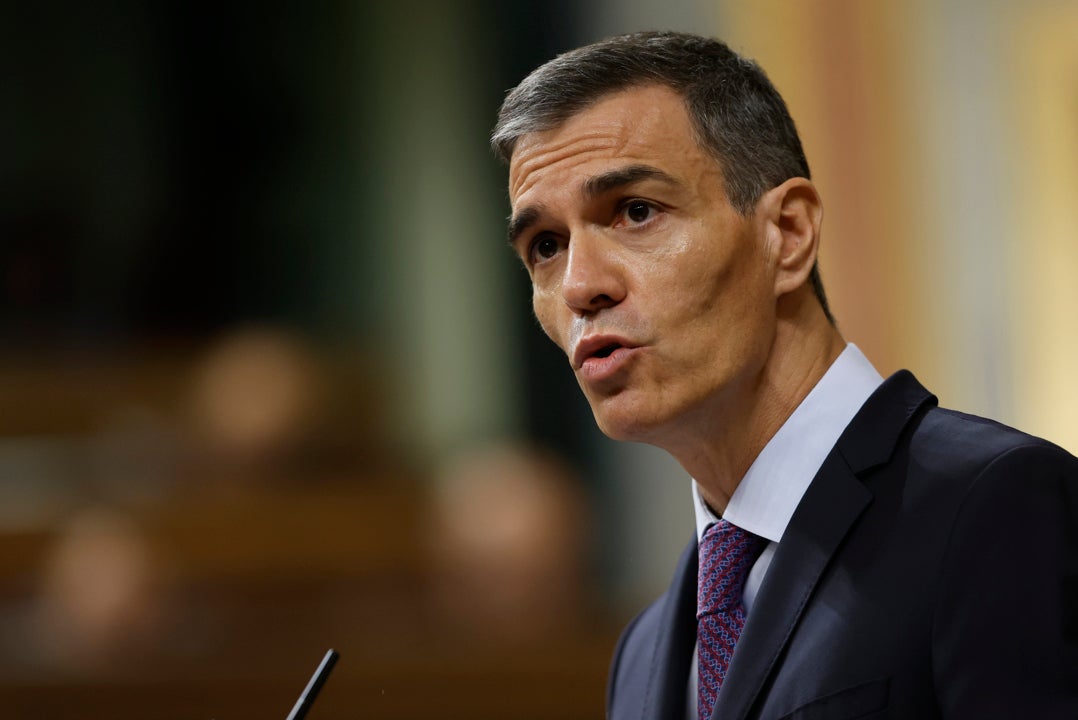 Pedro Sánchez reconoce que se equivocó, que ha considerado dimitir, pero que ha decidido "no tirar la toalla y continuar" Pedro Sánchez reconoce que se equivocó, que ha considerado dimitir, pero que ha decidido "no tirar la toalla y continuar"