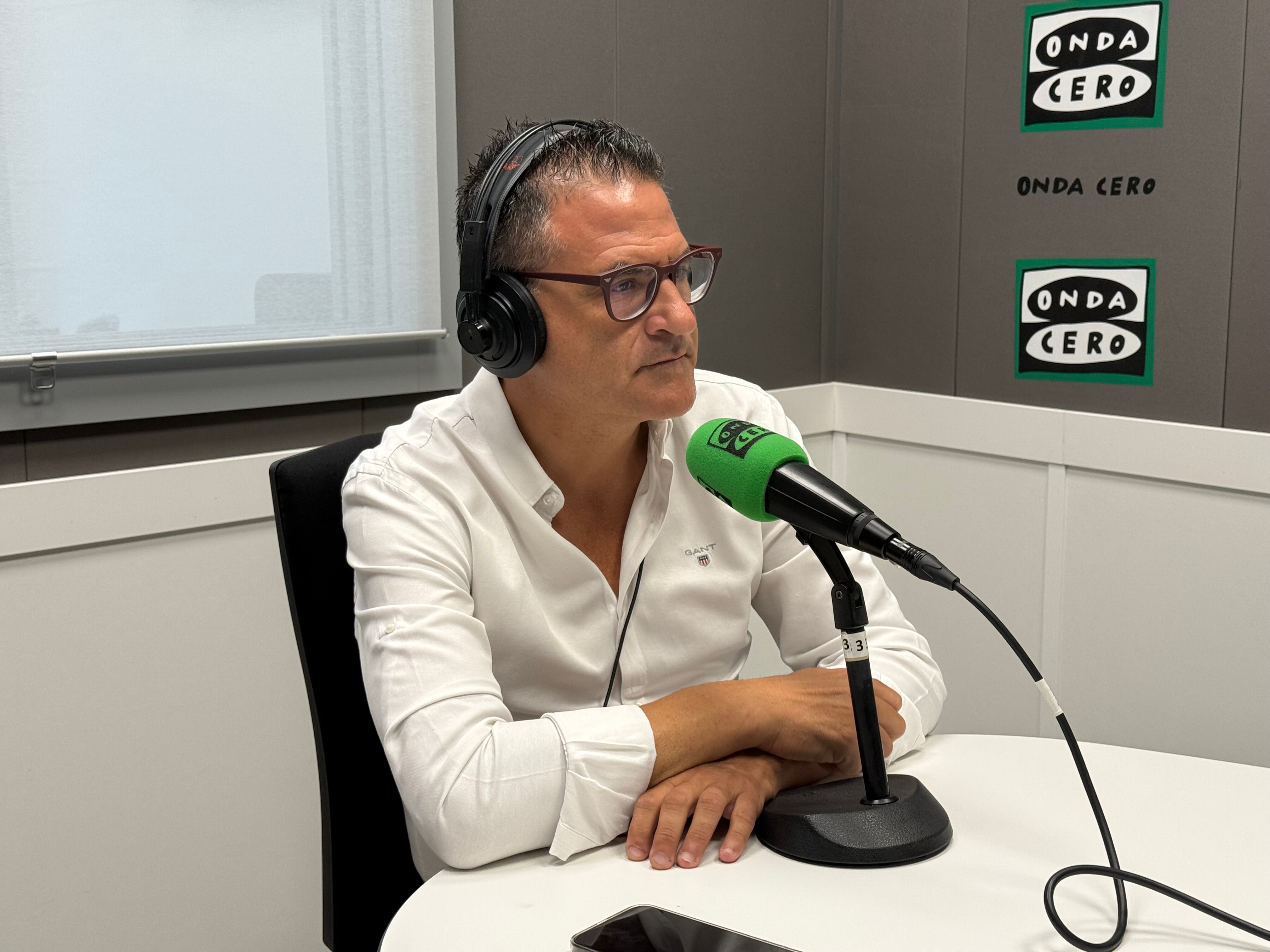 González de Zárate: "Necesitamos que los ciudadanos separen en casa, debemos dejar de tirarlo todo al contenedor gris" González de Zárate: "Necesitamos que los ciudadanos separen en casa, debemos dejar de tirarlo todo al contenedor gris"