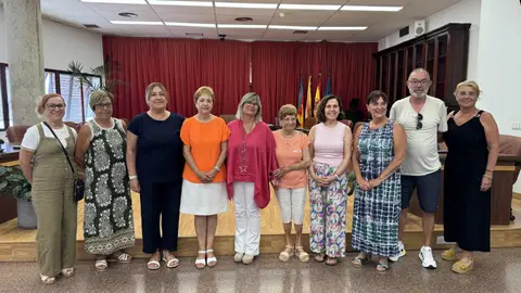 La alcaldesa de Santa Pola, la edil de fiestas y representantes de los colectivos implicados en las fiestas celebran la declaración La alcaldesa de Santa Pola, la edil de fiestas y representantes de los colectivos implicados en las fiestas celebran la declaración