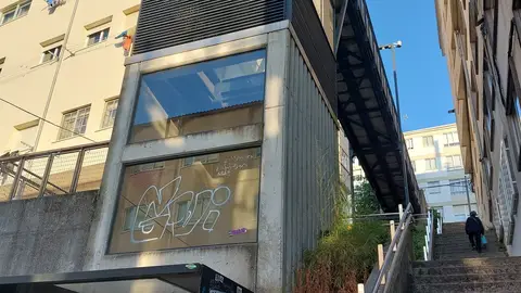 Nueva avería del ascensor de Triacastela que obliga otra vez a los vecinos de Concheiros, Fontiñas y avenida de Lugo a utilizar las escaleras Nueva avería del ascensor de Triacastela que obliga otra vez a los vecinos de Concheiros, Fontiñas y avenida de Lugo a utilizar las escaleras