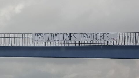 Pancartas contra la gesti&oacute;n de las obras de La Rosaleda