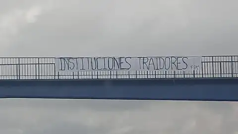 Pancartas contra la gestión de las obras de La Rosaleda Pancartas contra la gestión de las obras de La Rosaleda