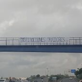 Pancartas contra la gestión de las obras de La Rosaleda