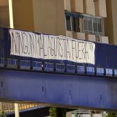 Málaga amanece con pancartas por el malestar del aforo del Ciudad de Málaga