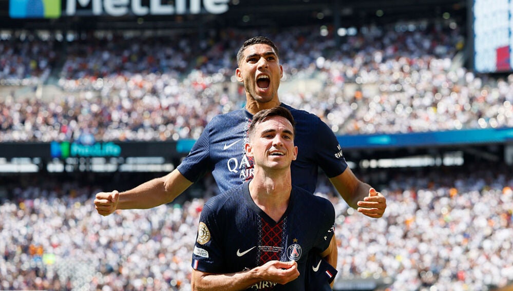 Fabián y Hakimi celebran uno de los goles al Real Madrid