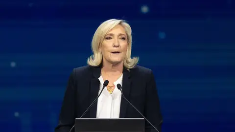 La policía registra la sede del partido de Le Pen por posible financiación irregular La policía registra la sede del partido de Le Pen por posible financiación irregular