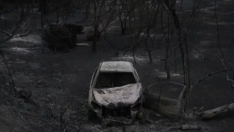 Un coche quemado como consecuencia del incendio de Paüls (Tarragona) Un coche quemado como consecuencia del incendio de Paüls (Tarragona)
