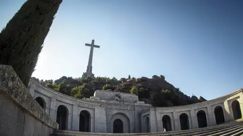 Vista de la fachada principal de la basílica del Valle de Cuelgamuros, con la cruz al fondo, conjunto monumental construido entre 1940 y 1958. Vista de la fachada principal de la basílica del Valle de Cuelgamuros, con la cruz al fondo, conjunto monumental construido entre 1940 y 1958.