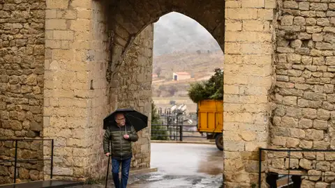Un hombre se protege con paraguas de la lluvia en Morella (Castellón). Un hombre se protege con paraguas de la lluvia en Morella (Castellón).