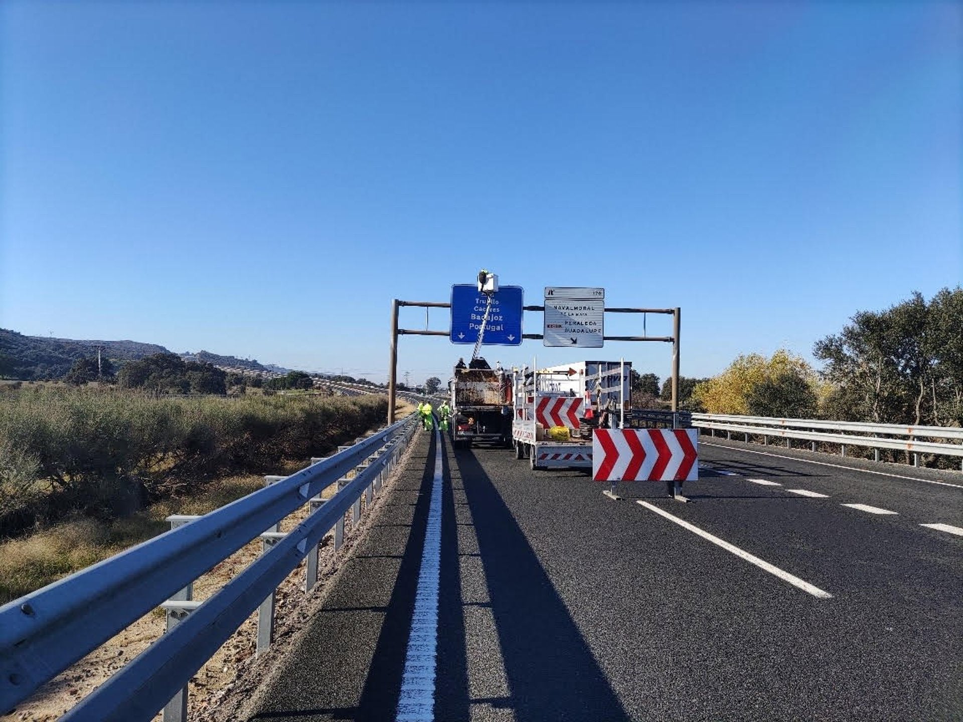 Transportes adjudica por 15,74 millones un contrato para conservación de 183,3 kilómetros de carreteras en Cáceres Transportes adjudica por 15,74 millones un contrato para conservación de 183,3 kilómetros de carreteras en Cáceres