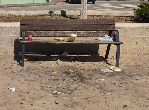 La asociación vecinal ‘Pasant el Pont’ de Villajoyosa denuncia los problemas de convivencia que viven en la Plaza de la Senda y alrededores La asociación vecinal ‘Pasant el Pont’ de Villajoyosa denuncia los problemas de convivencia que viven en la Plaza de la Senda y alrededores