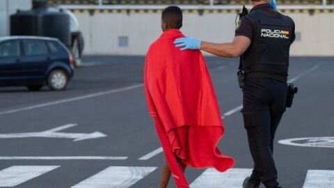 Un agente atiende a un inmigrante llegado a Canarias