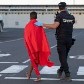 Un agente atiende a un inmigrante llegado a Canarias