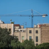 Una grúa en ple procés de contrucció a Barcelona Una grúa en ple procés de contrucció a Barcelona