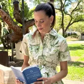 Elisa Pérez de Siles, con el libro 'El vía crucis de las mujeres? Elisa Pérez de Siles, con el libro 'El vía crucis de las mujeres?