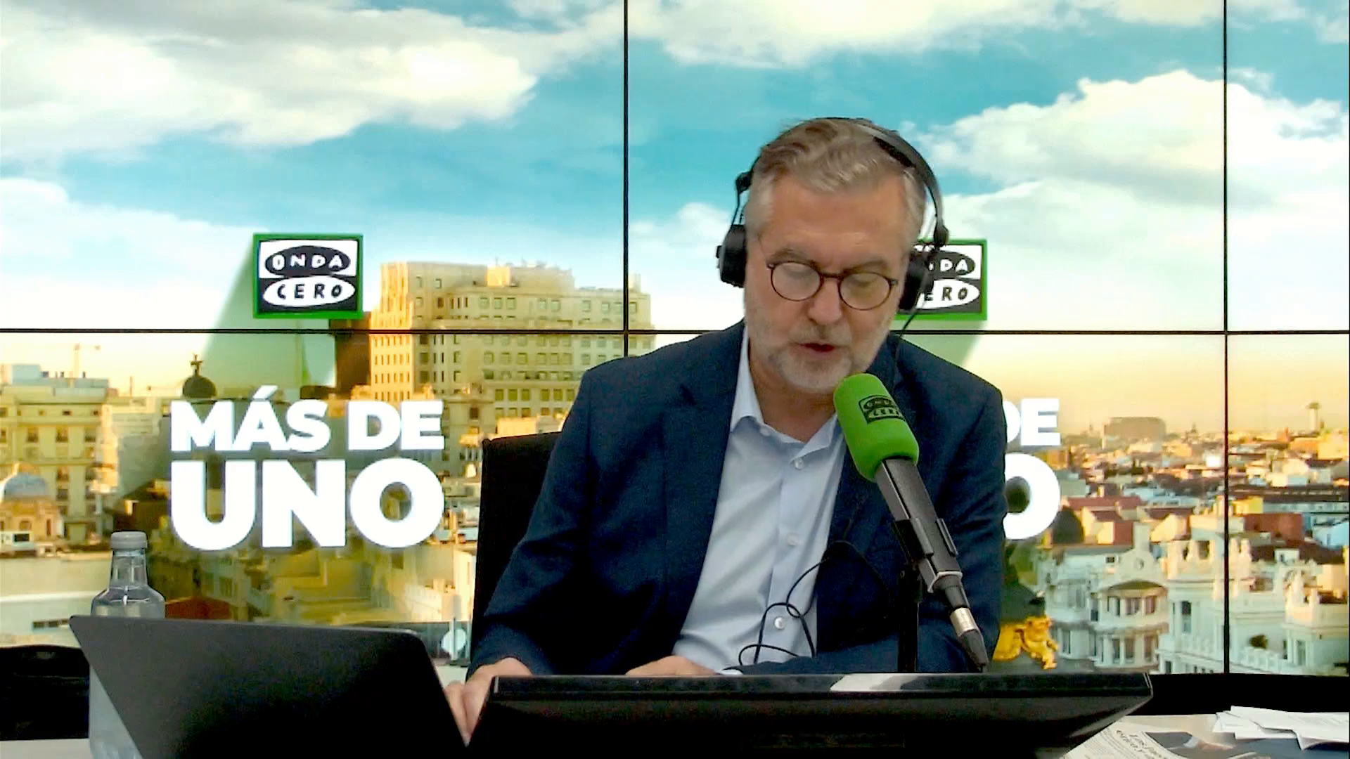 Las tres noticias de Carlos Alsina para empezar el día: "Los toros resultaron bueyes" Las tres noticias de Carlos Alsina para empezar el día: "Los toros resultaron bueyes"