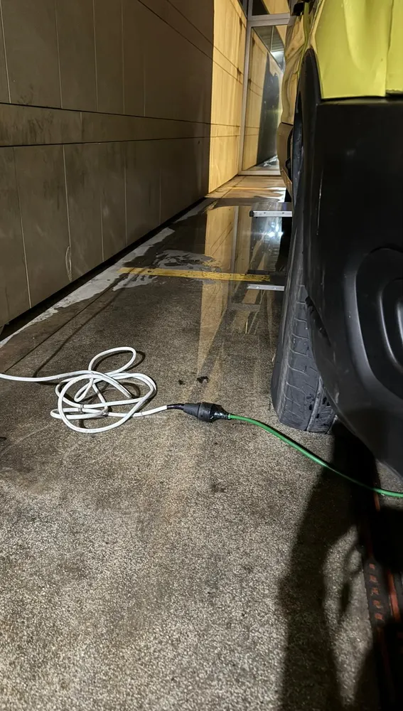 Ambulancia de SVB en Elche conectada a la red eléctrica para mantener la refrigeración de sus neveras. Ambulancia de SVB en Elche conectada a la red eléctrica para mantener la refrigeración de sus neveras.