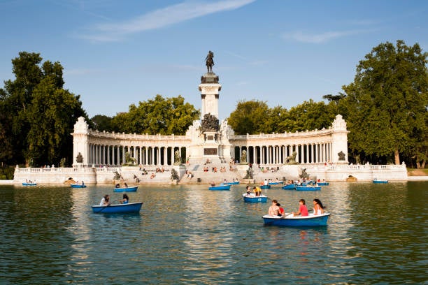 El Ayuntamiento de Madrid pone fecha para vaciar el estanque del parque de El Retiro El Ayuntamiento de Madrid pone fecha para vaciar el estanque del parque de El Retiro