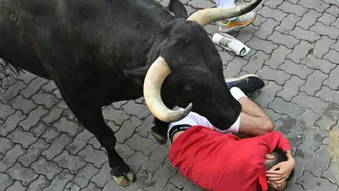 no de los mozos se protege la cabeza tras caer al paso de uno de los toros de la ganadería Victoriano del Río Cortés durante el cuarto encierro de los Sanfermines, este jueves, en Pamplona no de los mozos se protege la cabeza tras caer al paso de uno de los toros de la ganadería Victoriano del Río Cortés durante el cuarto encierro de los Sanfermines, este jueves, en Pamplona