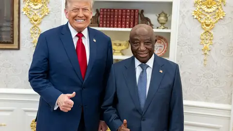 El surrealista momento de Trump: elogia al presidente de Liberia por su inglés sin saber que es el idioma oficial del país El surrealista momento de Trump: elogia al presidente de Liberia por su inglés sin saber que es el idioma oficial del país