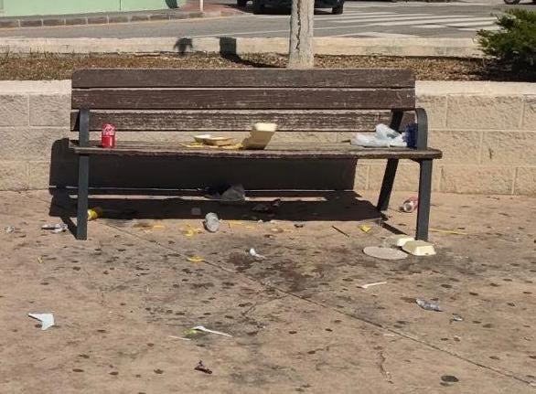 La asociación vecinal 'Pasant el Pont' de la Vila denuncian la "inactividad" de la Policia Local ante las amenazas, molestias, suciedad y vandalismo en el Parc La Senda y alrededores La asociación vecinal 'Pasant el Pont' de la Vila denuncian la "inactividad" de la Policia Local ante las amenazas, molestias, suciedad y vandalismo en el Parc La Senda y alrededores