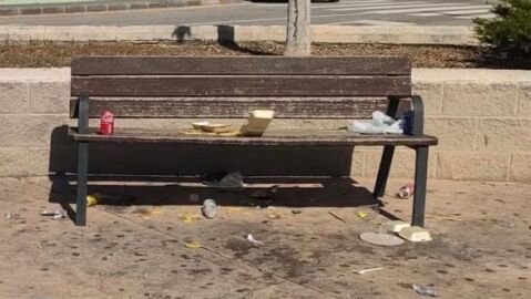 Suciedad, molestias y vandalismo en el Parc La Senda de la Vila.