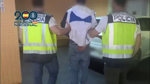 La Policía escolta a uno de los detenidos La Policía escolta a uno de los detenidos