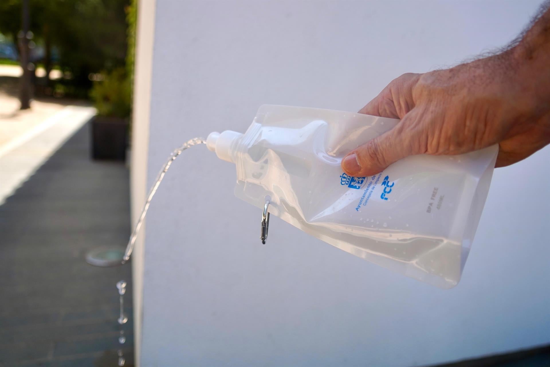 El Ayuntamiento de Badajoz reparte 5.000 botellas entre los dueños de perros para limpiar sus orines El Ayuntamiento de Badajoz reparte 5.000 botellas entre los dueños de perros para limpiar sus orines
