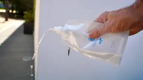 El Ayuntamiento de Badajoz reparte 5.000 botellas entre los dueños de perros para limpiar sus orines El Ayuntamiento de Badajoz reparte 5.000 botellas entre los dueños de perros para limpiar sus orines
