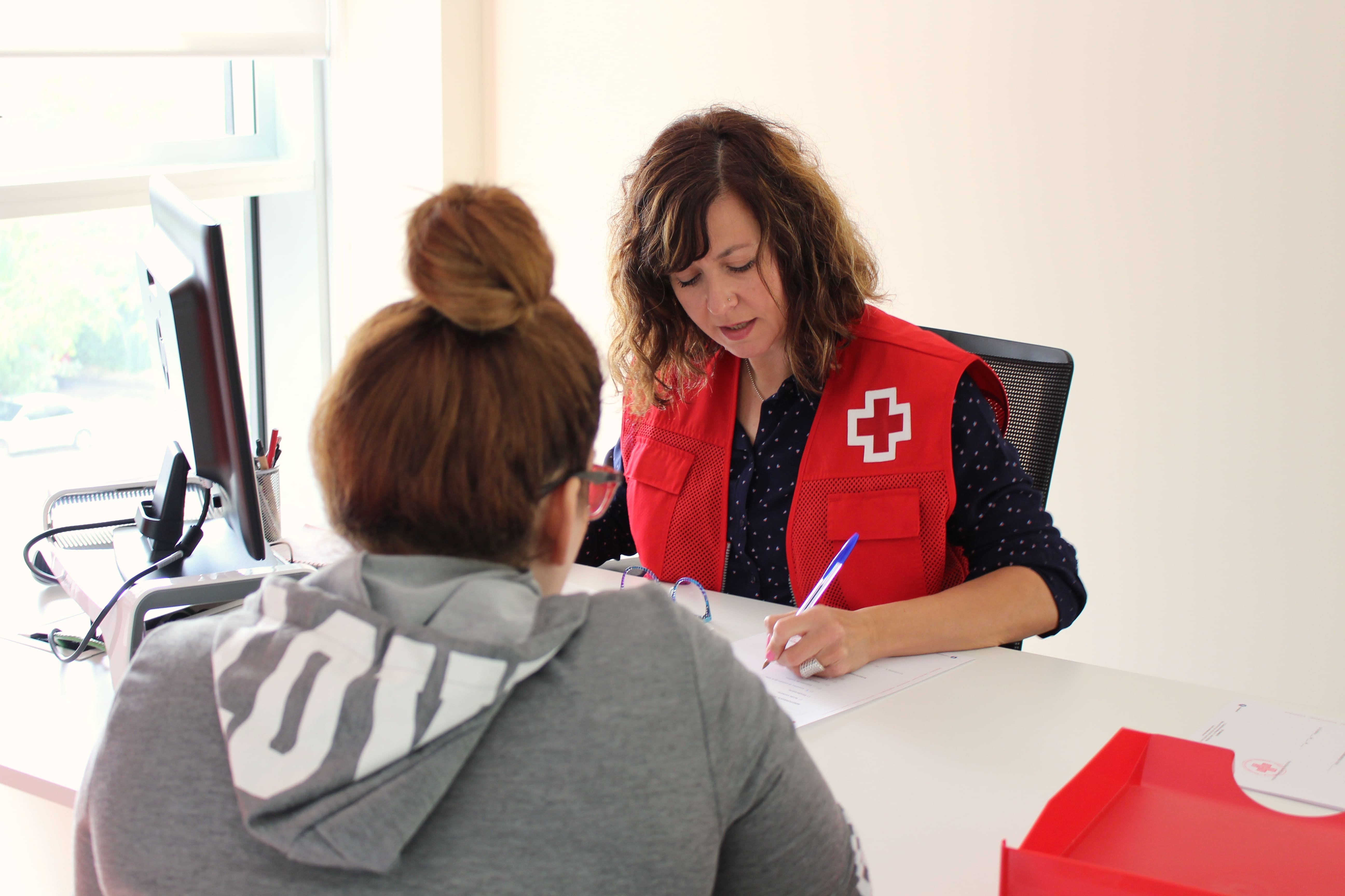 Cruz Roja reparte ventiladores a las personas vulnerables Cruz Roja reparte ventiladores a las personas vulnerables