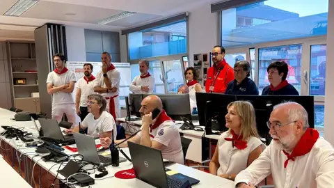 El consejero Domínguez y la consejera López ven el encierro por televisión junto con el equipo de seguridad y emergencias en la sala de SOS Navarra El consejero Domínguez y la consejera López ven el encierro por televisión junto con el equipo de seguridad y emergencias en la sala de SOS Navarra