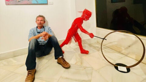 Ángel Zabala junto a una de sus obras Ángel Zabala junto a una de sus obras