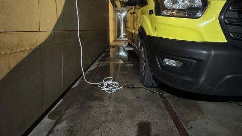 Ambulancia de SVB en Elche conectada a la red el&eacute;ctrica para mantener la refrigeraci&oacute;n de sus neveras.
