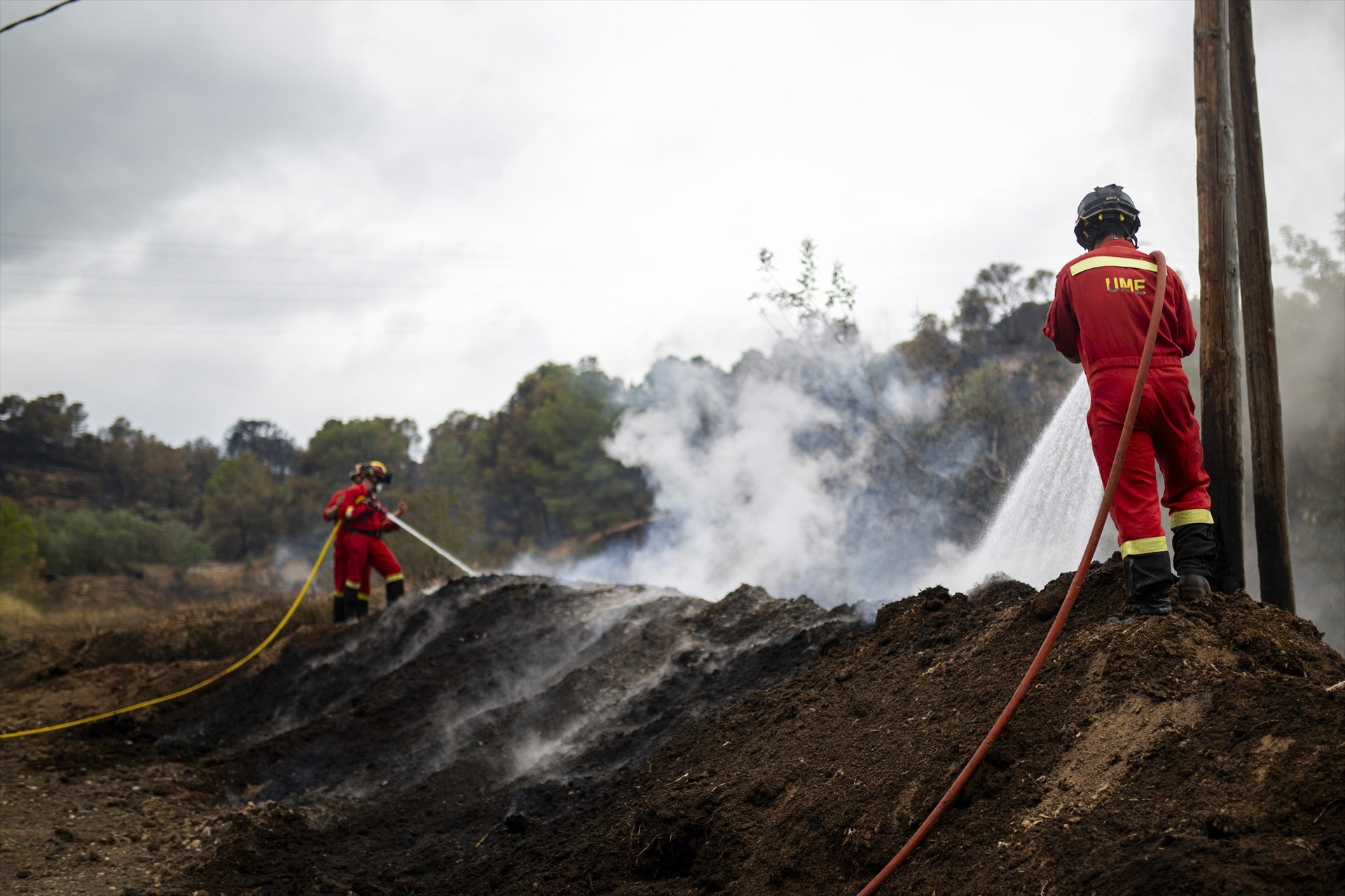 Muere un bombero en el incendio de Paüls: cayó por un barranco mientras trabajaba en el flanco más escarpado Muere un bombero en el incendio de Paüls: cayó por un barranco mientras trabajaba en el flanco más escarpado