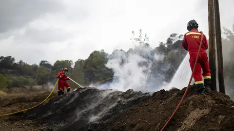 Muere un bombero en el incendio de Paüls: cayó por un barranco mientras trabajaba en el flanco más escarpado Muere un bombero en el incendio de Paüls: cayó por un barranco mientras trabajaba en el flanco más escarpado