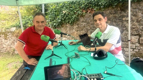 Juan Ca&ntilde;al, alcalde de Nava, con Enrique Carballeira