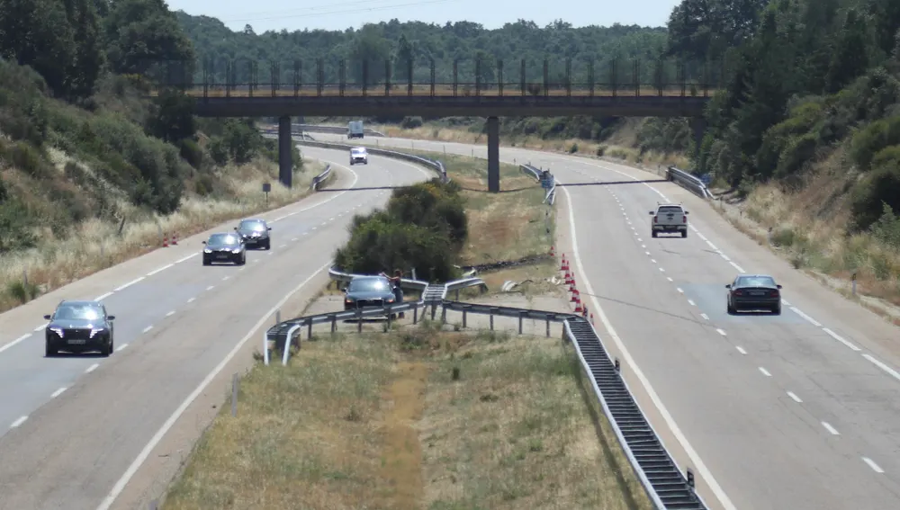 Vista del lugar del accidente en el que el futbolista del Liverpool Diogo Jota y su herano André fallecieran después de que su vehículo saliera de la vía. Vista del lugar del accidente en el que el futbolista del Liverpool Diogo Jota y su herano André fallecieran después de que su vehículo saliera de la vía.