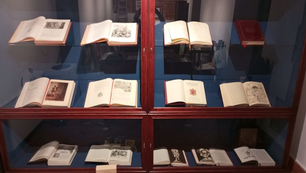 Exposición de parte de la colección bibliográfica relacionada con la obra de Cervantes 