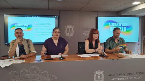 La semana 'Alicante con Orgullo’ ofrece actividades culturales, festivas y deportivas del 14 al 19 de julio Los representantes de las asociaciones Alicante Entiende, Rosa Buades; Diversitat, Juan David Santiago Torres; junto a la concejala de Bienestar Social, Begoña León