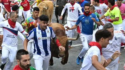 Los mozos corren ante los toros de la ganadería Jandilla durante el quinto encierro de los Sanfermines. Los mozos corren ante los toros de la ganadería Jandilla durante el quinto encierro de los Sanfermines.