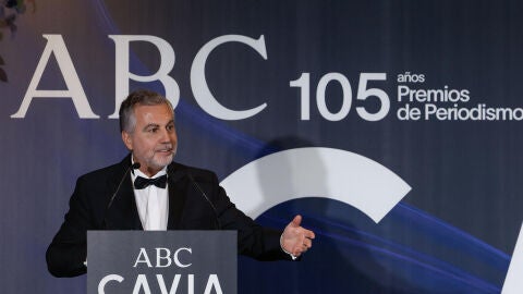 El periodista Carlos Alsina, premio Luca de Tena, interviene durante los premios de periodismo del diario ABC "Mariano de Cavia"