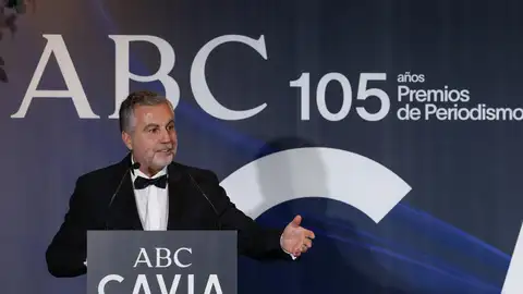 El periodista Carlos Alsina, premio Luca de Tena, interviene durante los premios de periodismo del diario ABC "Mariano de Cavia" El periodista Carlos Alsina, premio Luca de Tena, interviene durante los premios de periodismo del diario ABC "Mariano de Cavia"