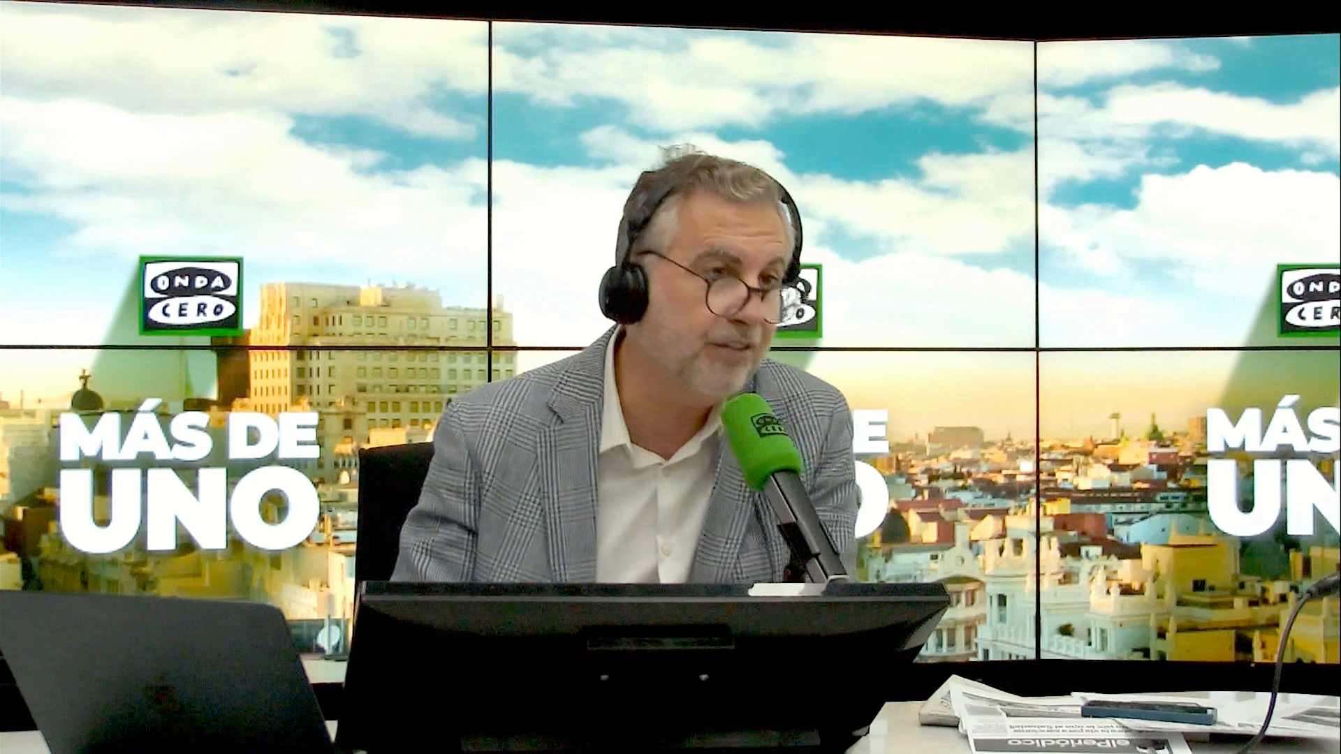 Las tres noticias de Carlos Alsina para empezar el día: "Feijóo aprieta con las saunas del suegro de Pedro Sánchez" Las tres noticias de Carlos Alsina para empezar el día: "Feijóo aprieta con las saunas del suegro de Pedro Sánchez"